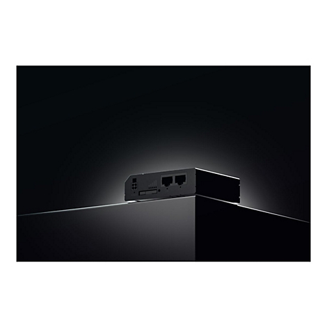 Schwarzer Router auf einer glänzenden Oberfläche. Oberseite mit Anschlüssen und LEDs, darunter LAN und WAN.