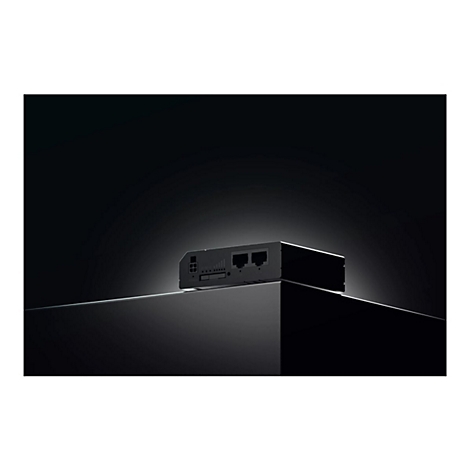 Ein schwarzer Netzwerk-Router, der auf einer glänzenden Oberfläche liegt. Auf der Oberseite befinden sich Anschlüsse und Kontrollleuchten.