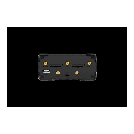 Schwarzes Gehäuse eines Industrierouters mit goldenen Antennenanschlüssen, USB-Port und SIM-Karten-Slots.