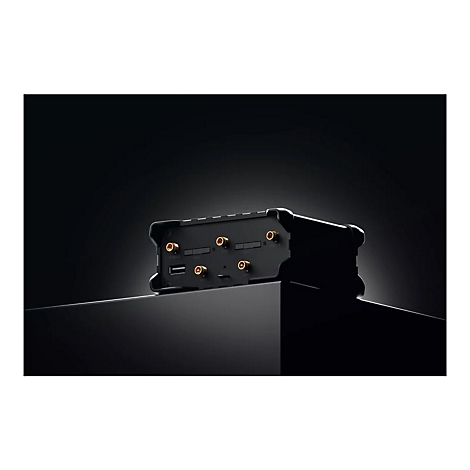 Schwarzes technisches Gehäuse mit goldenen Antennenanschlüssen und USB-Port auf einem schwarzen Sockel.
