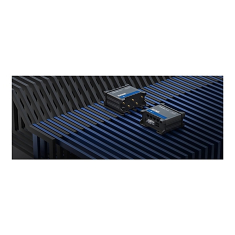 Zwei schwarze Router mit blauen Akzenten auf einem abstrakten, blauen und schwarzen Hintergrund. Auf den Routern ist RUT906 zu lesen.