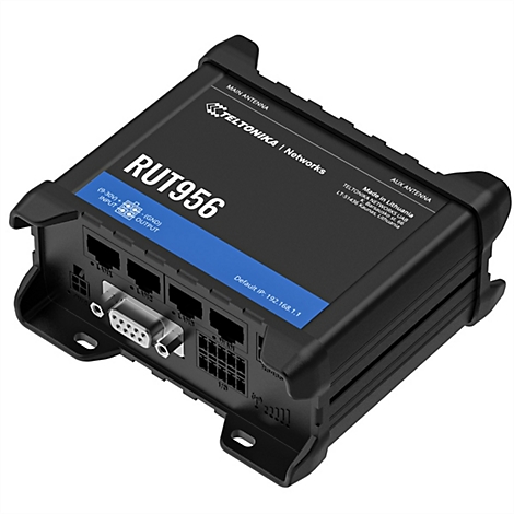 Schwarzer Teltonika RUT956 Industrie-Router mit LAN-Ports, serieller Schnittstelle und Anschlüssen auf weißem Grund.