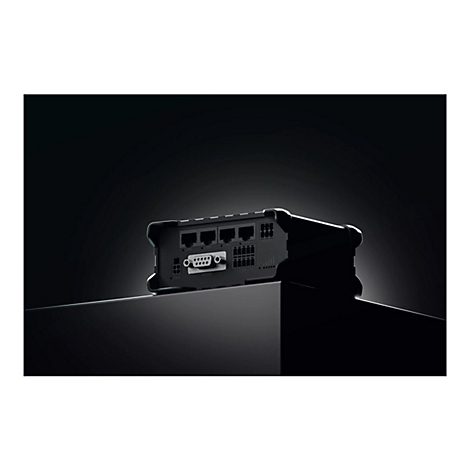 Schwarzes Netzwerkgerät. Rückseite mit Anschlüssen und RS232-Anschluss.