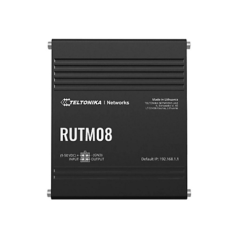 Schwarzes Netzwerkgerät mit der Aufschrift RUTM08 und dem Logo von Teltonika. Informationen zu IP und Anschlüssen sind sichtbar.