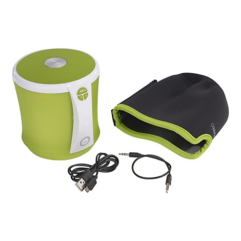 Grüner Bluetooth-Lautsprecher mit Hülle, Kabel und Anschlusskabel auf weißem Hintergrund.