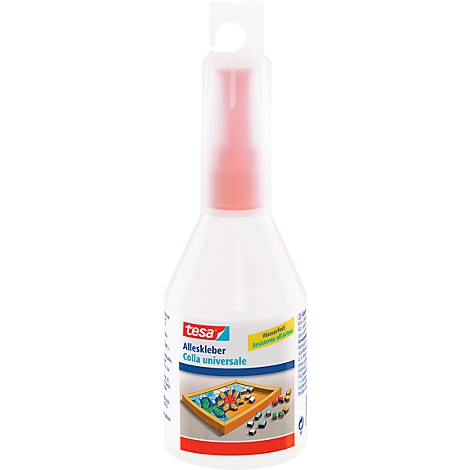 Eine weiße Klebstoffflasche von Tesa. Aufschrift: Alleskleber, Colla universale.