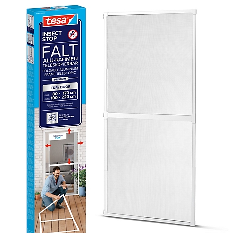 Ein weißes Fliegengitter für eine Tür, neben der Verpackung. Auf der Verpackung steht "tesa INSECT STOP".