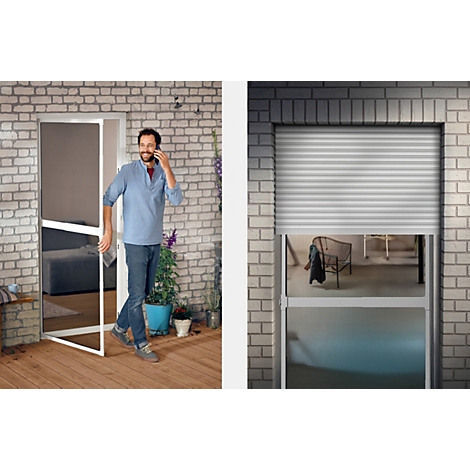 Mann öffnet Tür mit Insektenschutzgitter, telefoniert, Backsteinwand im Hintergrund. Fenster mit Rollo.