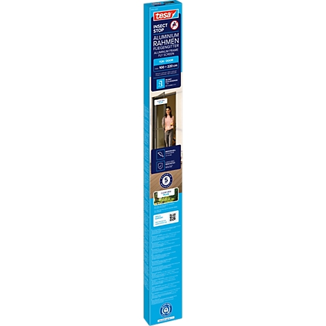 Tesa Insektenschutz-Produkt. Person öffnet eine Tür. Blaue Verpackung mit Produktinformationen.