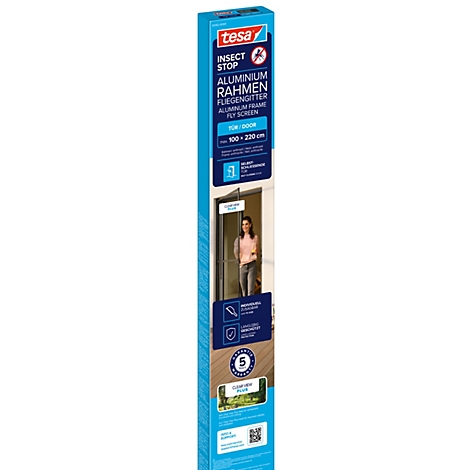 Blau-weiße Verpackung von Tesa Insektenschutz-Rahmen für Türen, darunter ein Foto einer Frau vor einer Tür.