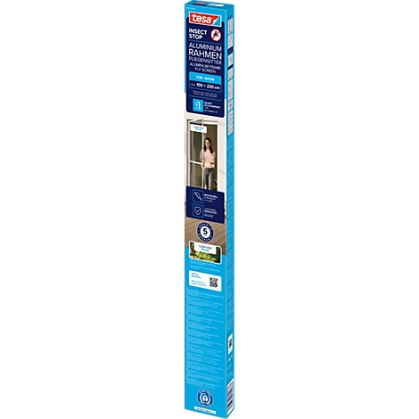 Eine Produktverpackung von Tesa Insect Stop. Im Hintergrund eine Frau vor einer Tür.