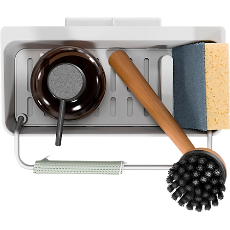 Detailopname van een spoelbakorganizer met afwasborstel, spons en afwasmiddeldispenser.