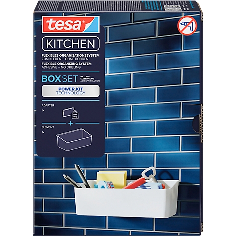 Boîte de cuisine blanche tesa sur des carreaux bleus. Dans le coffret : adaptateur, élément, lettrage.
