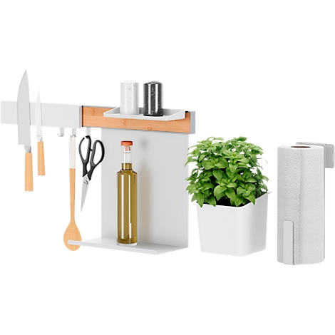 Étagère de cuisine blanche avec couteaux, épices, huile, pot de basilic, rouleau de papier et ustensiles de cuisine.