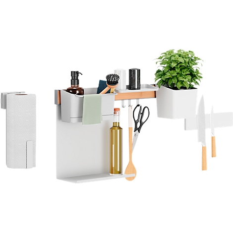 Étagère de cuisine blanche avec accessoires: distributeur de savon, herbes, couteaux. Porte-rouleau de papier à droite.