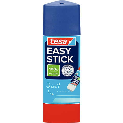 Tesa Easy Stick Klebestift mit blauer Kappe und rotem Boden auf hellblauem Hintergrund.