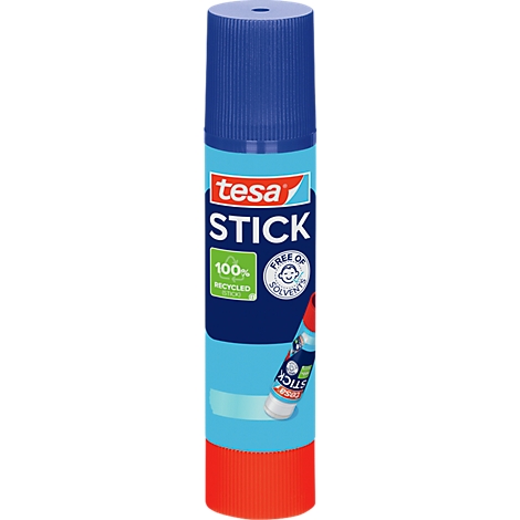 Ein blauer Klebestift der Marke tesa mit rotem Drehmechanismus und weißer Beschriftung auf hellblauem Untergrund.