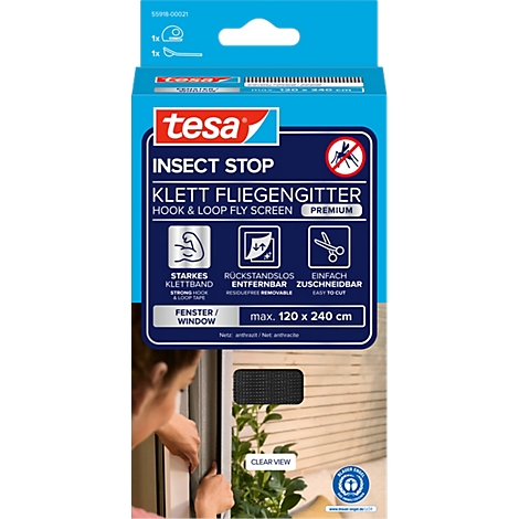 Eine Frau befestigt ein Fliegengitter an einem Fenster. Die Verpackung mit dem Schriftzug "tesa Insect Stop" ist im Vordergrund.
