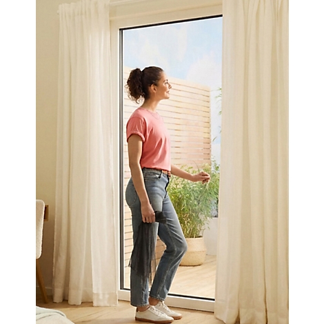 Eine Frau steht an einer offenen Terrassentür. Text: Netz aus Polyester. Schutz vor Insekten, dezenter Sichtschutz, optimale Luftzirkulation. Logo: tesa.