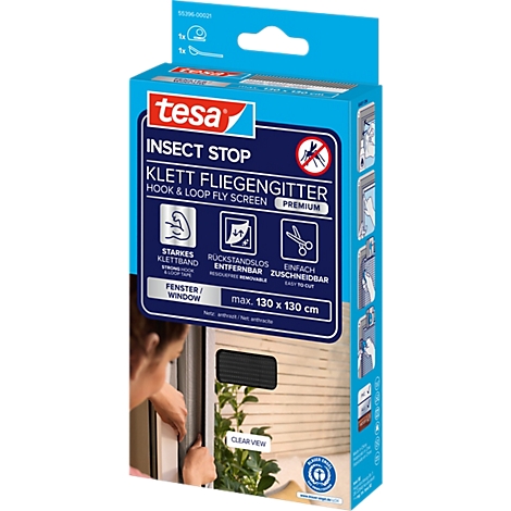 Blau-weiße Verpackung von Tesa Insektenschutz-Gitter, Schriftzug und Produktabbildung, Frau montiert Fliegengitter am Fenster.