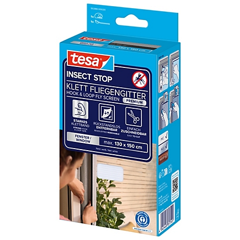 Blau-weiße Verpackung von Tesa Insect Stop Klett Fliegengitter. Produktname und Eigenschaften sind aufgedruckt. Eine Frau bringt das Gitter am Fenster an.