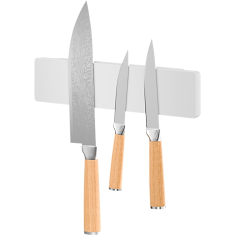 Drei Messer an einer weissen Magnetleiste. Grosses Kochmesser links, zwei kleinere Messer rechts, Holzgriffe.