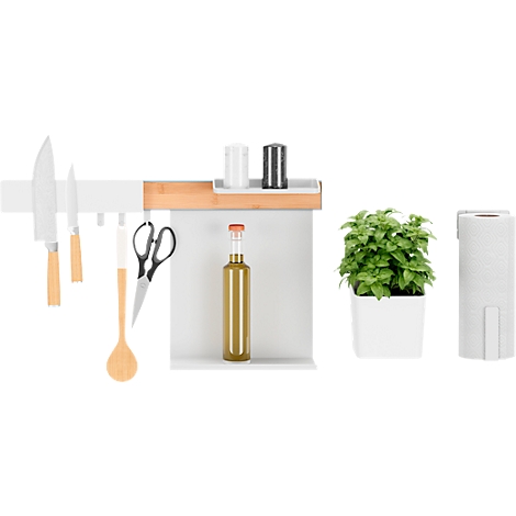 Küchenutensilien vor weissem Hintergrund: Messer, Schere, Löffel, Ölflasche, Gewürze, Topf mit Kräutern, Papierhalter.