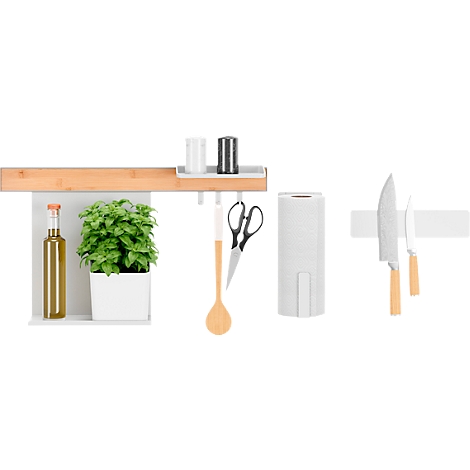 Küchenleiste mit Kräutern, Öl, Gewürzen, Kochutensilien und Messern. Weiss, Holz und Edelstahl.