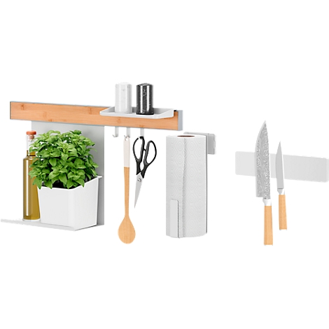 Küchenleiste mit Zubehör, Kräutern und Gewürzen. Messer, Schere, Löffel und Papierrollenhalter.