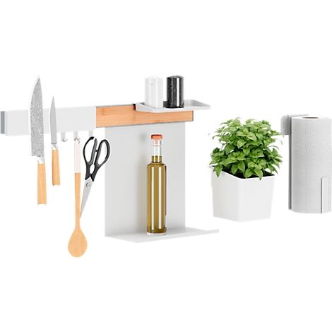 Weisses Küchenregal mit Messern, Kochutensilien, Gewürzen, Öl, Kräutern und Küchenrolle. Ein funktionales Design mit einem modernen Touch.