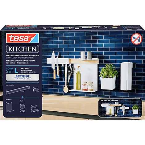 Küchenorganisation von Tesa. Regale, Messer, Gewürze und Kräuter sind an der Wand befestigt.