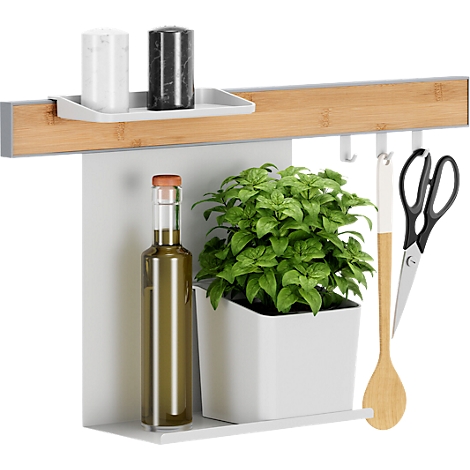 Küchenregal mit Kräutertopf, Ölflasche, Gewürzen und Küchenutensilien.