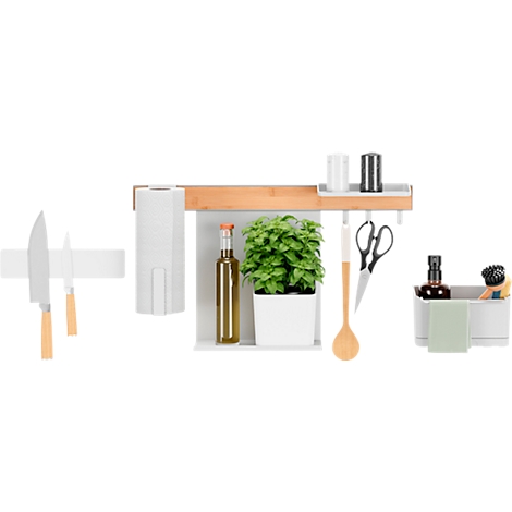 Küchenutensilien: Messer, Küchenpapier, Gewürze, Kräuter, Öl, Löffel, Schere und Halterungen.