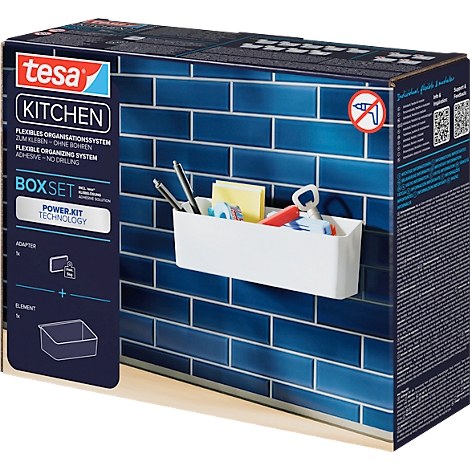 Tesa Boxset für die Küche, weisses Regal mit Inhalt an blauer Wand. Text: Flexibles Organisationssystem ohne Bohren.