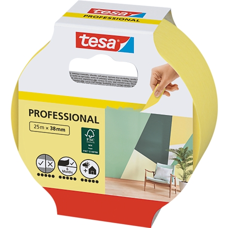 Gelbe tesa PROFESSIONAL Rolle mit Logo und Hand, die das Papier abzieht. Im Hintergrund eine Wand mit geometrischen Formen.