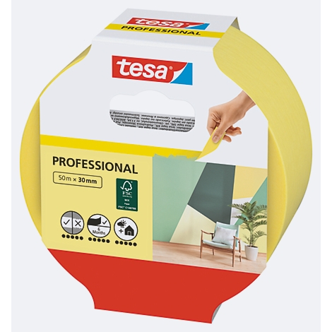 Gelbe Tesa-Rolle in Verpackung, abgebildet vor Szenario mit Wand. Hand zieht Folie ab.