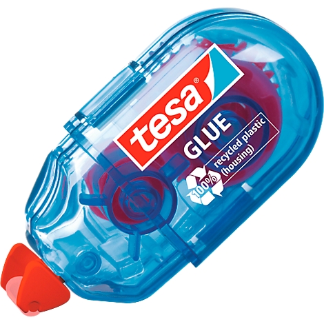 Blaues Tesa Klebeband mit roter Klebefläche. Aufschrift "tesa GLUE". 100% recyceltes Gehäuse.