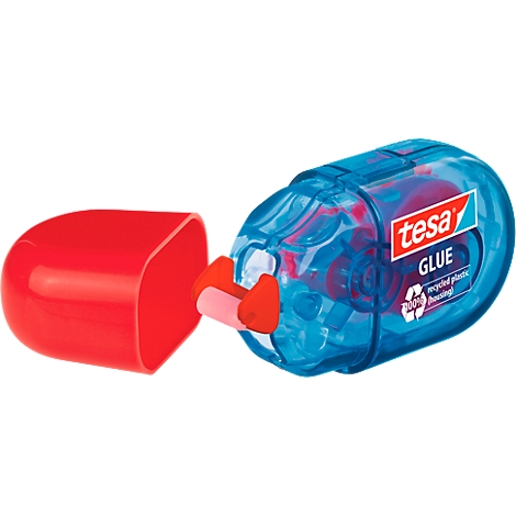 Ein geöffneter, blauer tesa Klebestift mit roter Kappe, Recycling-Symbol.