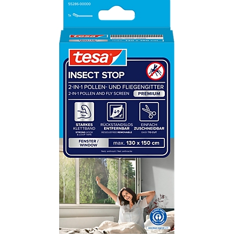 Emballage de produit bleu et blanc, tesa Insect Stop, avec illustration d'une femme à la fenêtre. Texte : 2-en-1 filtre anti-pollen et moustiquaire.