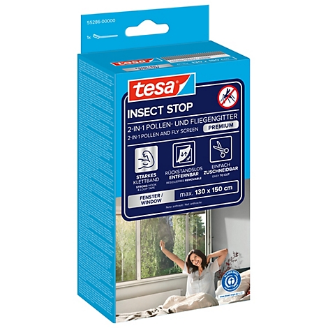 Un emballage de produit Tesa Insect Stop. En arrière-plan, une femme est vue devant une fenêtre.