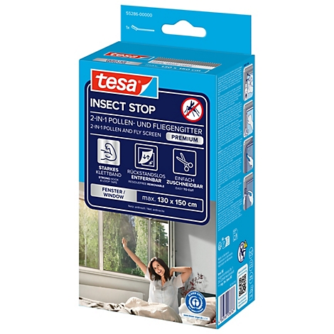Boîte Tesa Insect Stop bleue et blanche, devant une femme près d'une fenêtre. Texte : '2-en-1 pollen et moustiquaire'.
