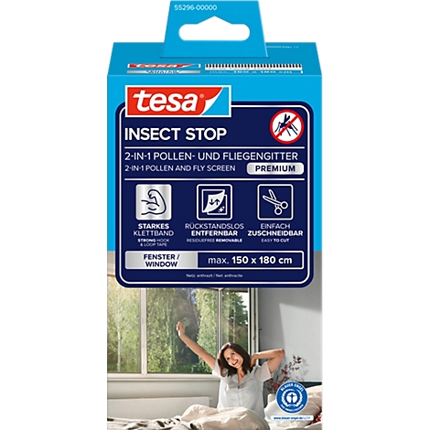 Emballage du produit Tesa Insect Stop. En arrière-plan, une femme à la fenêtre. Texte : 2-en-1 filtre anti-pollen et anti-mouches.