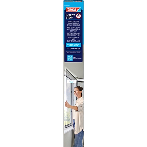 Une femme ouvre une fenêtre avec une moustiquaire installée. Le haut indique 'tesa Insect Stop'.