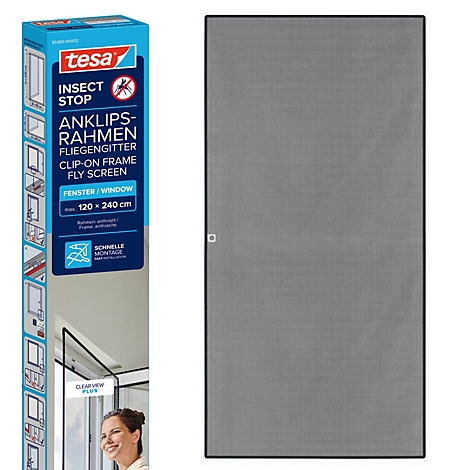 Moustiquaire dans la fenêtre. Emballage du produit à gauche, la grille en détail à droite.