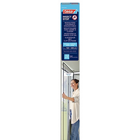 Une femme ouvre une fenêtre avec une moustiquaire tesa. L'emballage indique "Insect Stop".