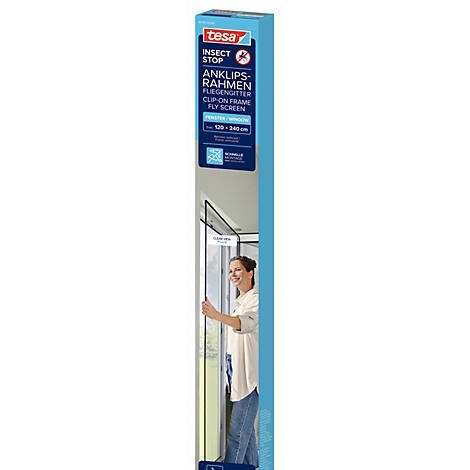 Une femme fixe une moustiquaire à la fenêtre. Sur l'emballage, il est écrit : tesa INSECT STOP, cadre à clipser, moustiquaire.