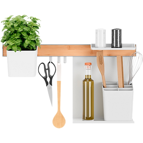 Rail de cuisine avec ustensiles. Pot d'herbes, ciseaux, cuillère, huile, salières, ustensiles de cuisine.