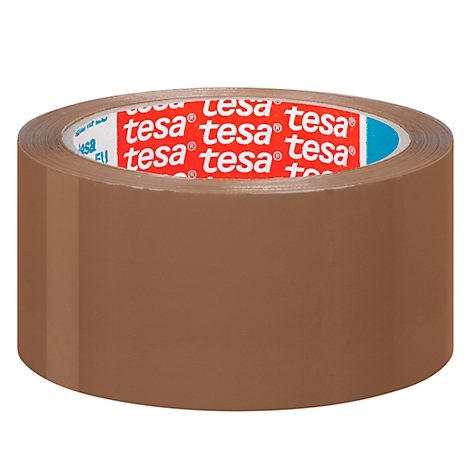 Braunes Klebeband der Marke Tesa auf weißem Hintergrund.