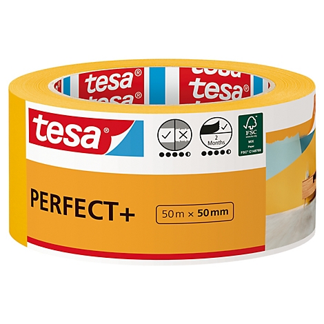 Gelbes Tesa Perfect+ Klebeband. Aufdruck: 50m x 50mm, Logos und Piktogramme. Hintergrund hellgrau.