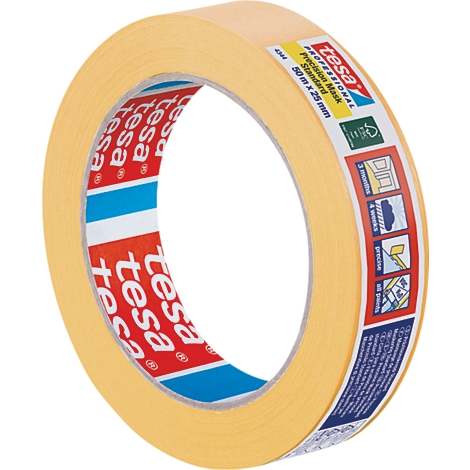 Rouleau de ruban de masquage beige de Tesa. Imprimé avec le nom du produit et ses propriétés. Le ruban est partiellement déroulé.
